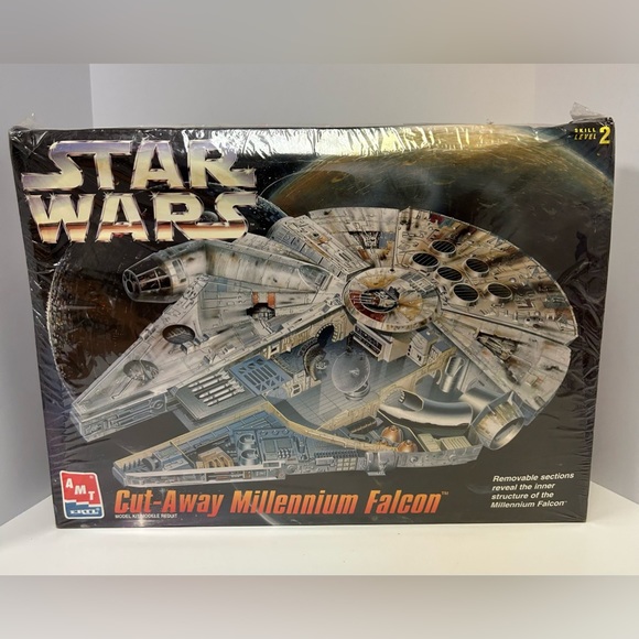 Star Wars Cut-Away Millennium Falcon model kit  model number # 8789 - Picture 1 of 6